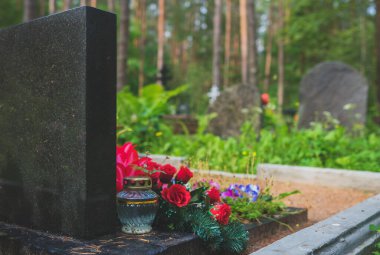 Orman mezarlığındaki anıt taş..