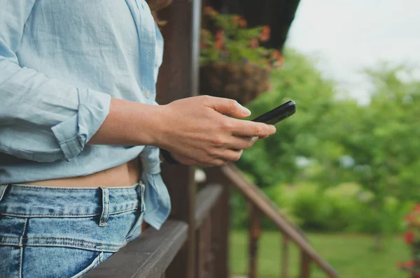 Mulher Usando Internet Campo Bom Conceito Comunicação Internet — Fotografia de Stock