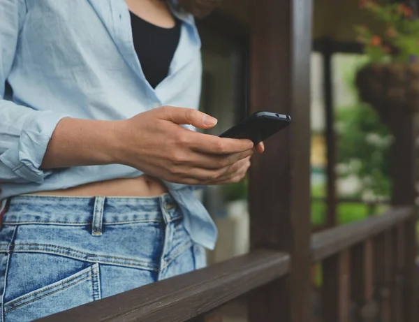 Een Vrouw Die Internet Gebruikt Het Platteland Goed Internetcommunicatieconcept — Stockfoto