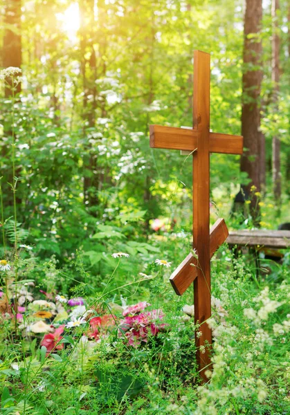 Altes Vergessenes Grab Auf Dem Waldfriedhof — Stockfoto