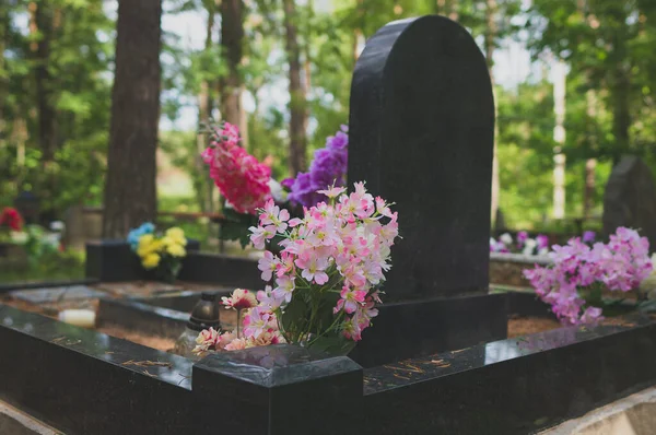 Pietra Commemorativa Nel Cimitero Forestale — Foto Stock