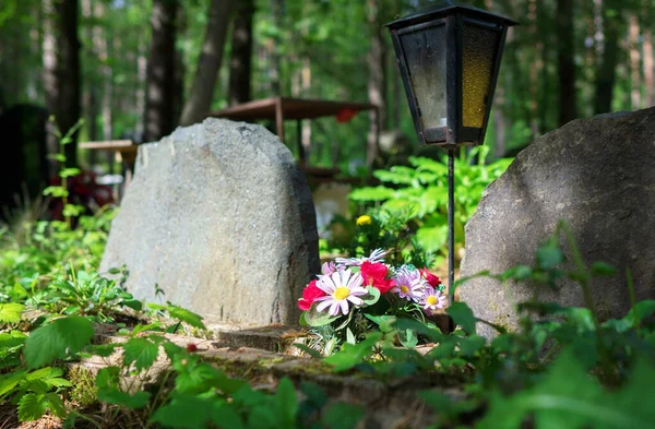 Memorial Πέτρα Στο Νεκροταφείο Του Δάσους — Φωτογραφία Αρχείου