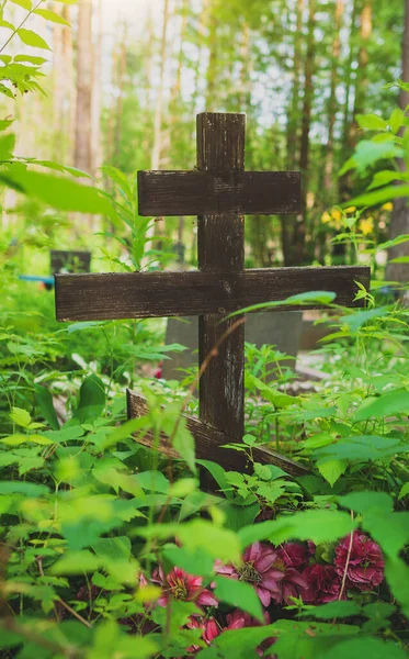 Orman Mezarlığında Unutulmuş Eski Bir Mezar — Stok fotoğraf