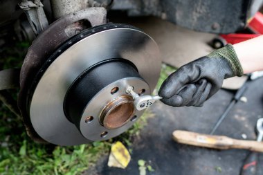 Araba disk fren sistemi onarılıyor.