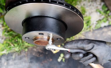 Araba disk fren sistemi onarılıyor.