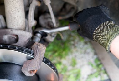 Araba disk fren sistemi onarılıyor.