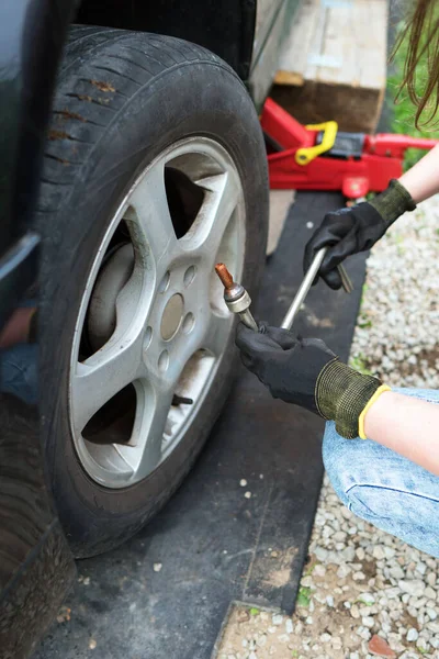Woman Changing Car Tire Close View — Stock Photo, Image