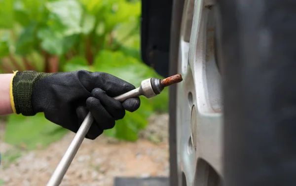 Een Vrouw Die Van Autoband Wisselt Close Upzicht — Stockfoto