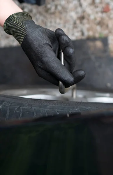 Una Donna Che Cambia Gomme Vista Vicino — Foto Stock