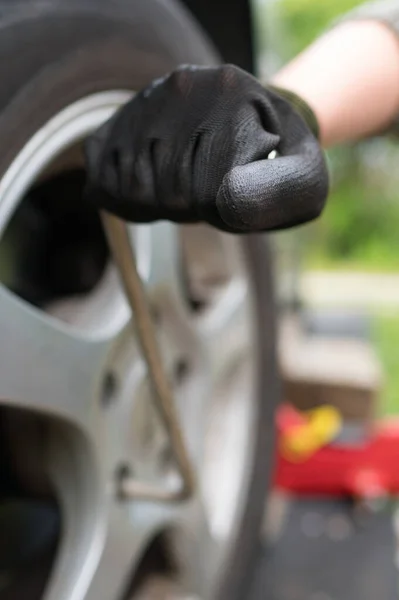 Kadın Arabanın Lastiğini Değiştiriyor Yakın Çekim Görünümü — Stok fotoğraf
