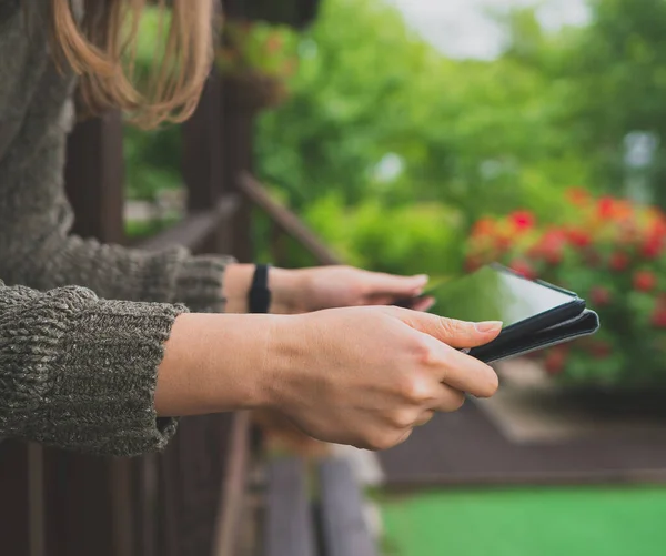 Woman Using Tablet Countryside Good Internet Communication Concept — Stock Photo, Image