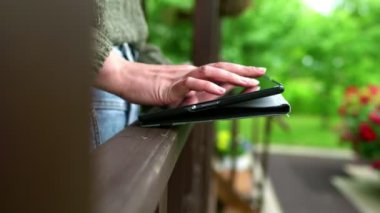 Kırsal kesimde tablet kullanan bir kadın. İyi internet iletişim konsepti.