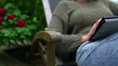 Kırsal kesimde tablet kullanan bir kadın. İyi internet iletişim konsepti.