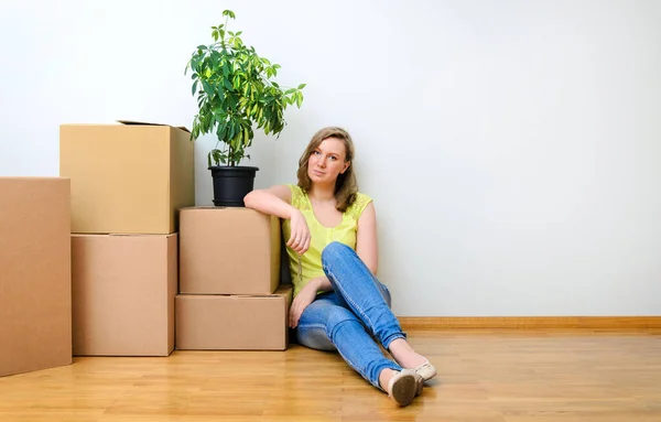 New Home Concept Woman Key Sitting Boxes — Stock Photo, Image