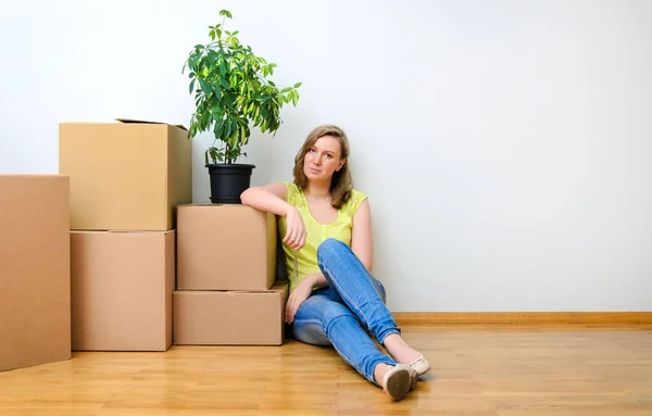 Novo Conceito Casa Mulher Com Chave Sentado Perto Caixas — Fotografia de Stock