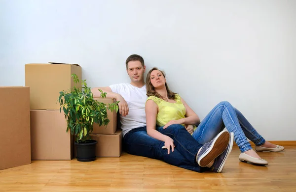 Neues Heimkonzept Glückliche Familie Sitzt Der Nähe Von Kisten — Stockfoto