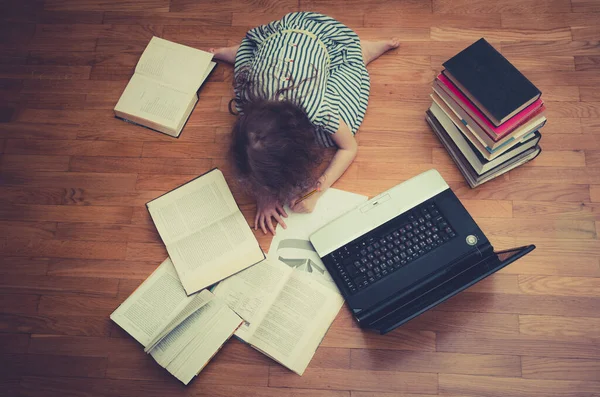 Slimme Kleine Meid Wonderkind Schrijft Thuis Diploma Bovenaanzicht — Stockfoto