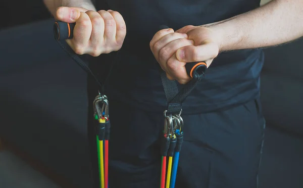 Hombre Haciendo Ejercicios Con Bandas Resistencia Casa — Foto de Stock