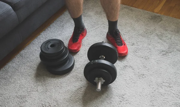 Man Standing Adjustable Dumbbell Plates Home — Stock Photo, Image