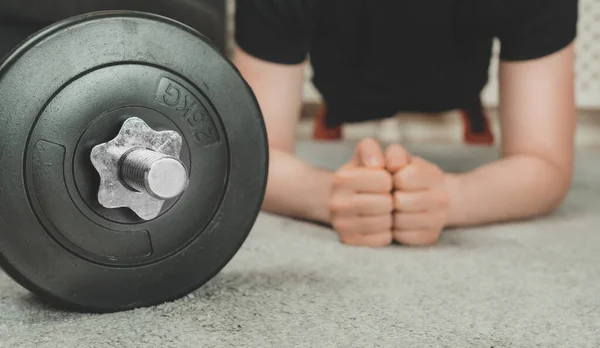 Muž Cvičí Prkně Home Fitness Trénink Koncept — Stock fotografie