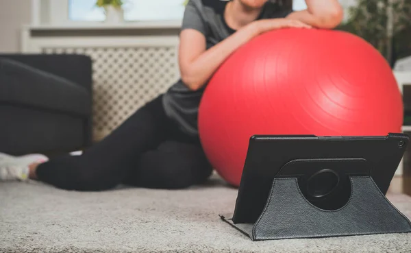 Kvinna Med Fitball Titta Video Surfplatta Hemma — Stockfoto