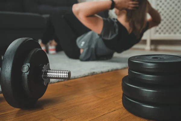 Een Vrouw Die Aan Crunch Doet Home Fitness Trainingsconcept — Stockfoto