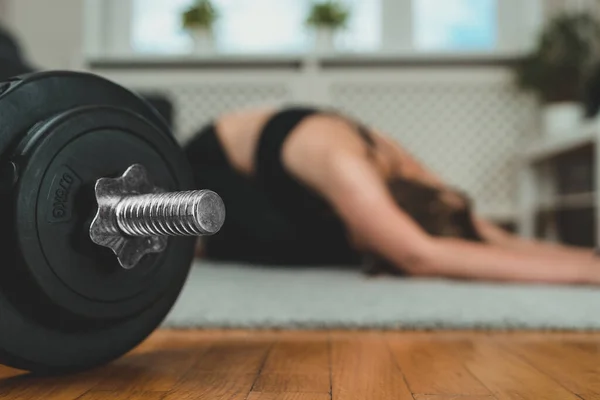 Een Vrouw Die Yoga Beoefent Home Fitness Trainingsconcept — Stockfoto