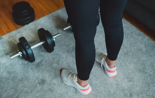 Vrouw Bereidt Zich Voor Trainen Met Halters Home Fitness Trainingsconcept — Stockfoto