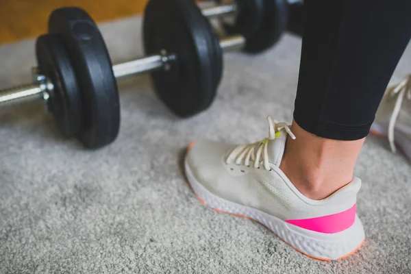 Žena Připravuje Cvičení Činkami Home Fitness Trénink Koncept — Stock fotografie