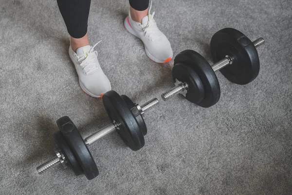 Mujer Está Preparando Para Trabajar Con Pesas Concepto Entrenamiento Físico — Foto de Stock