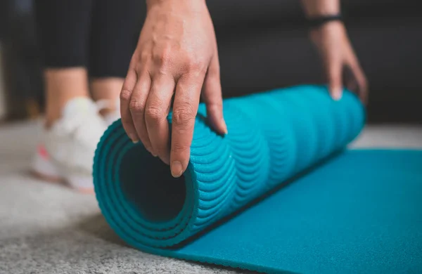 Mujer Rodando Estera Yoga Concepto Entrenamiento Físico Casa — Foto de Stock