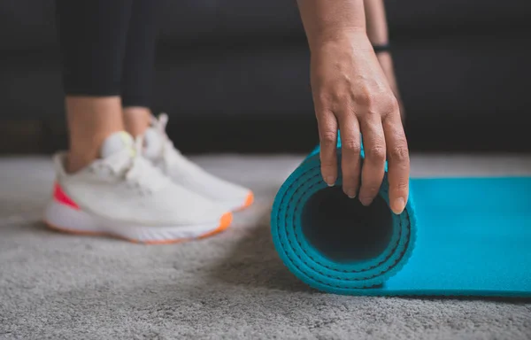 Mujer Rodando Estera Yoga Concepto Entrenamiento Físico Casa — Foto de Stock