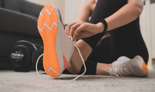 運動前に靴ひもを結ぶ女性 ホームフィットネストレーニングコンセプト — ストック写真