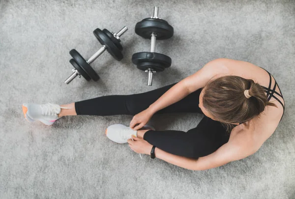 Žena Zavazuje Tkaničky Před Cvičením Home Fitness Trénink Koncept — Stock fotografie