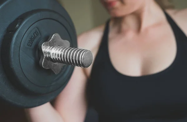 Een Vrouw Die Traint Met Halters Home Fitness Trainingsconcept — Stockfoto