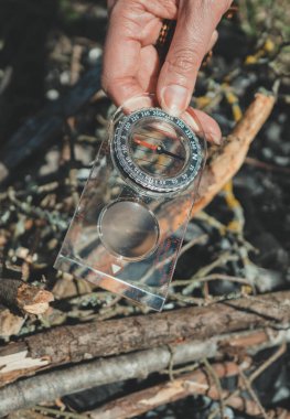 Kadın şenlik ateşini yakmak için büyüteç kullanıyor..