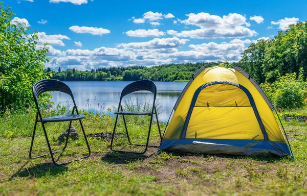 湖边有折叠椅的野营帐篷 — 图库照片