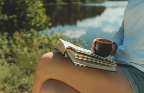 Женщина Читающая Книгу Палатки Озера — стоковое фото