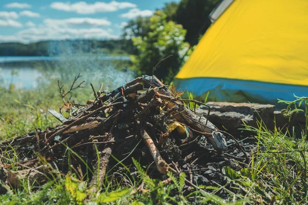 Bonfire Next Tent Lake — Stock Photo, Image