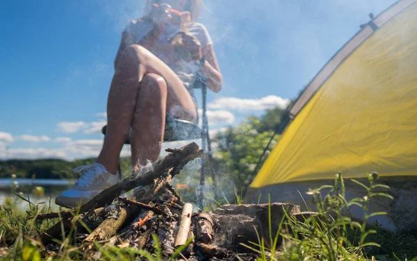 Kobieta Makaron Obok Namiotu Nad Jeziorem — Zdjęcie stockowe