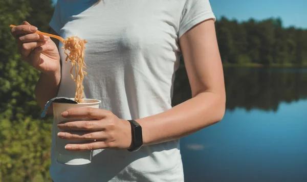 Žena Instantními Nudlemi Jezera — Stock fotografie