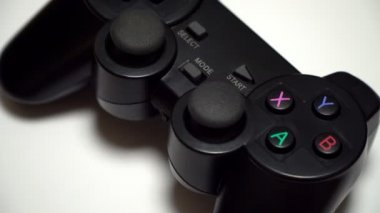 Beyaz arkaplanda dönen joystick ya da oyun platformu.