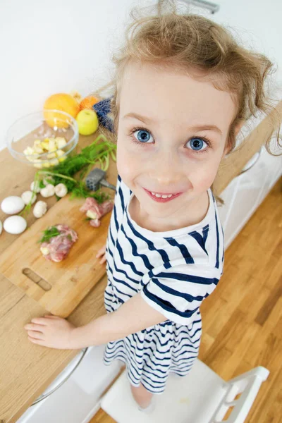 Portrait Funny Cute Little Girl Kitchen — Stock Photo, Image