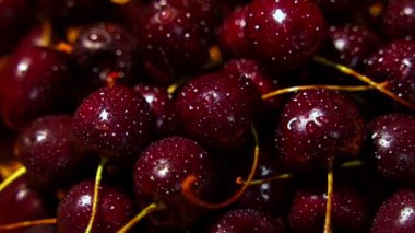 Su banyosu altında kırmızı kiraz.