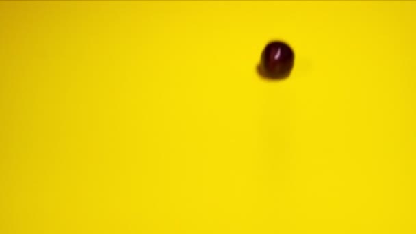 Ciliegie Rosse Rotolando Giù Sfondo Giallo — Video Stock