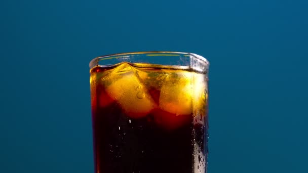 Ein Glas Cola Mit Eiswürfeln Auf Blauem Hintergrund Platz Für — Stockvideo