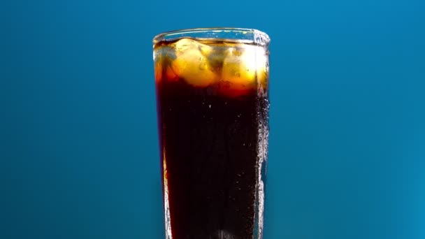 Cola Mit Eiswürfeln Auf Blauem Hintergrund — Stockvideo
