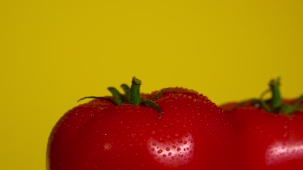 Rote Tomaten Auf Gelbem Hintergrund Platz Für Text — Stockvideo