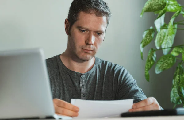 Geschäftsmann Arbeitet Hause Mit Papieren — Stockfoto