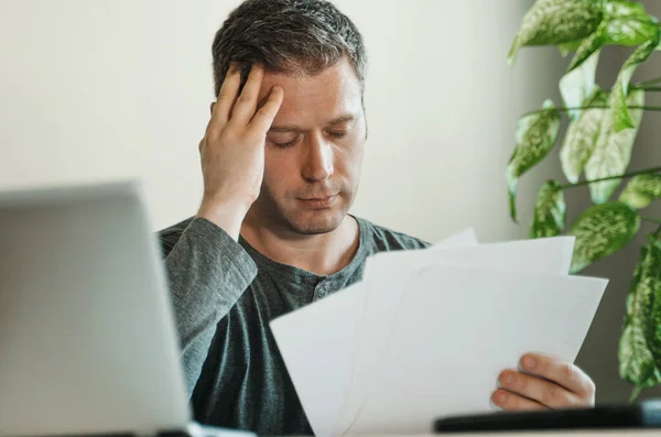 Homem Triste Trabalhando Com Papéis Casa — Fotografia de Stock